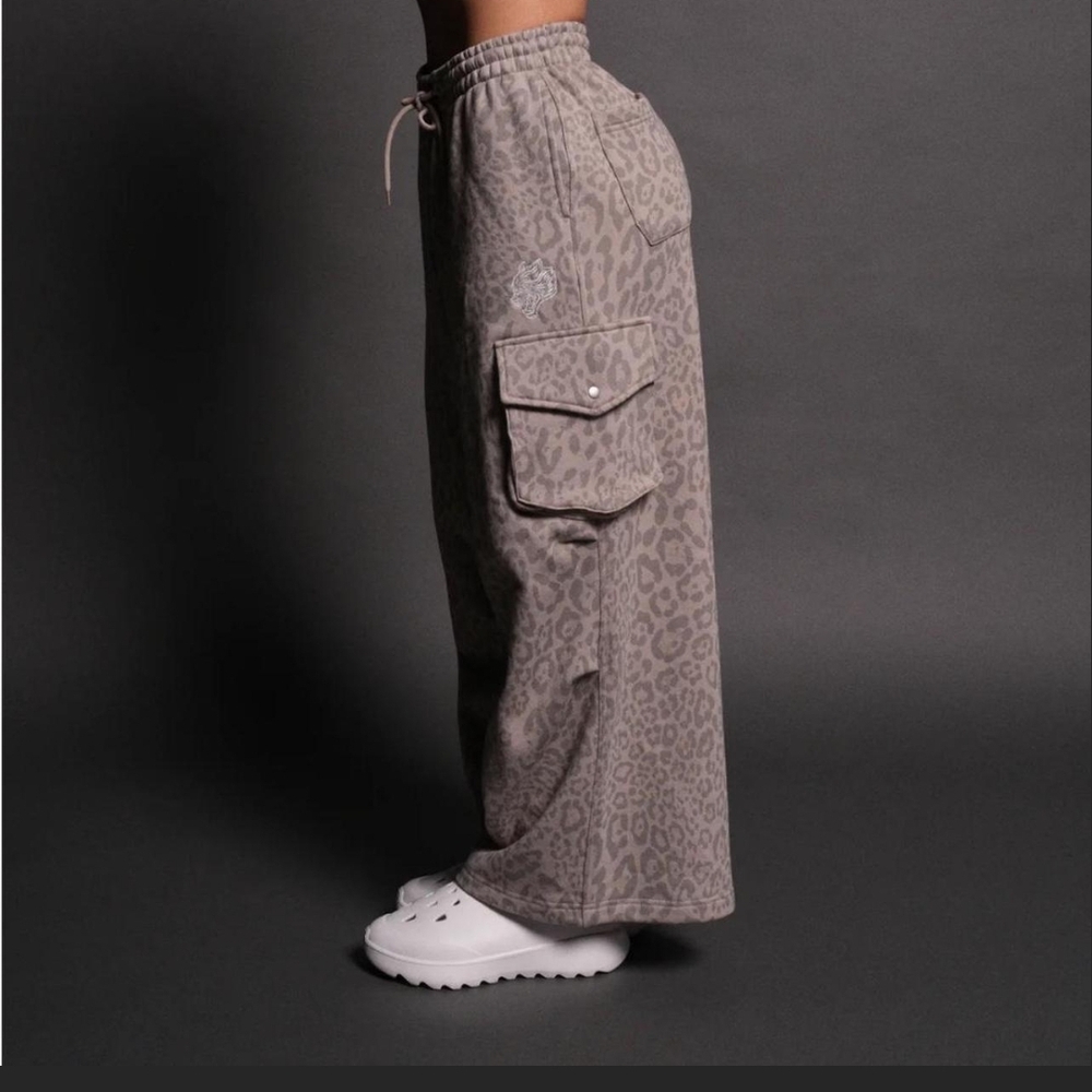 ISO DARC SPORT DUAL MIA CARGO SWEATPANTS IN CLAY LEOPARD